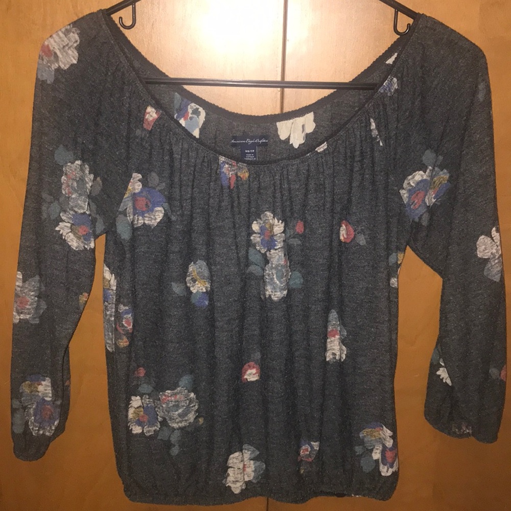 ❗️SOLD❗️Adorable AE floral top